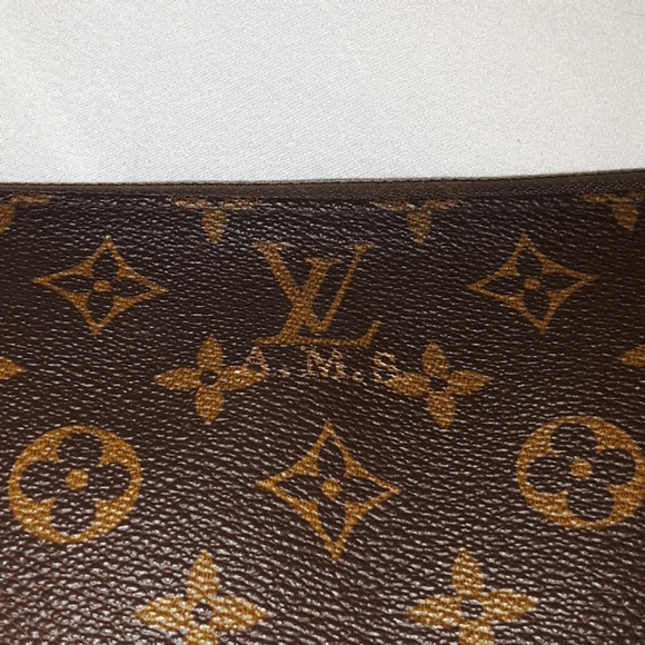 Louis Vuitton Toiletry Pouch - Picture 2 of 10